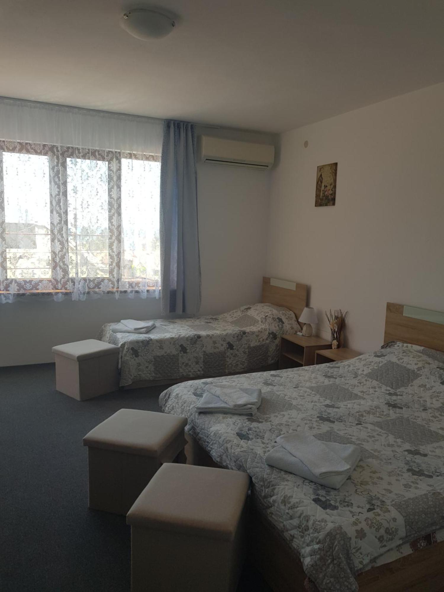 Guest Rooms Radost Balcic Exterior foto