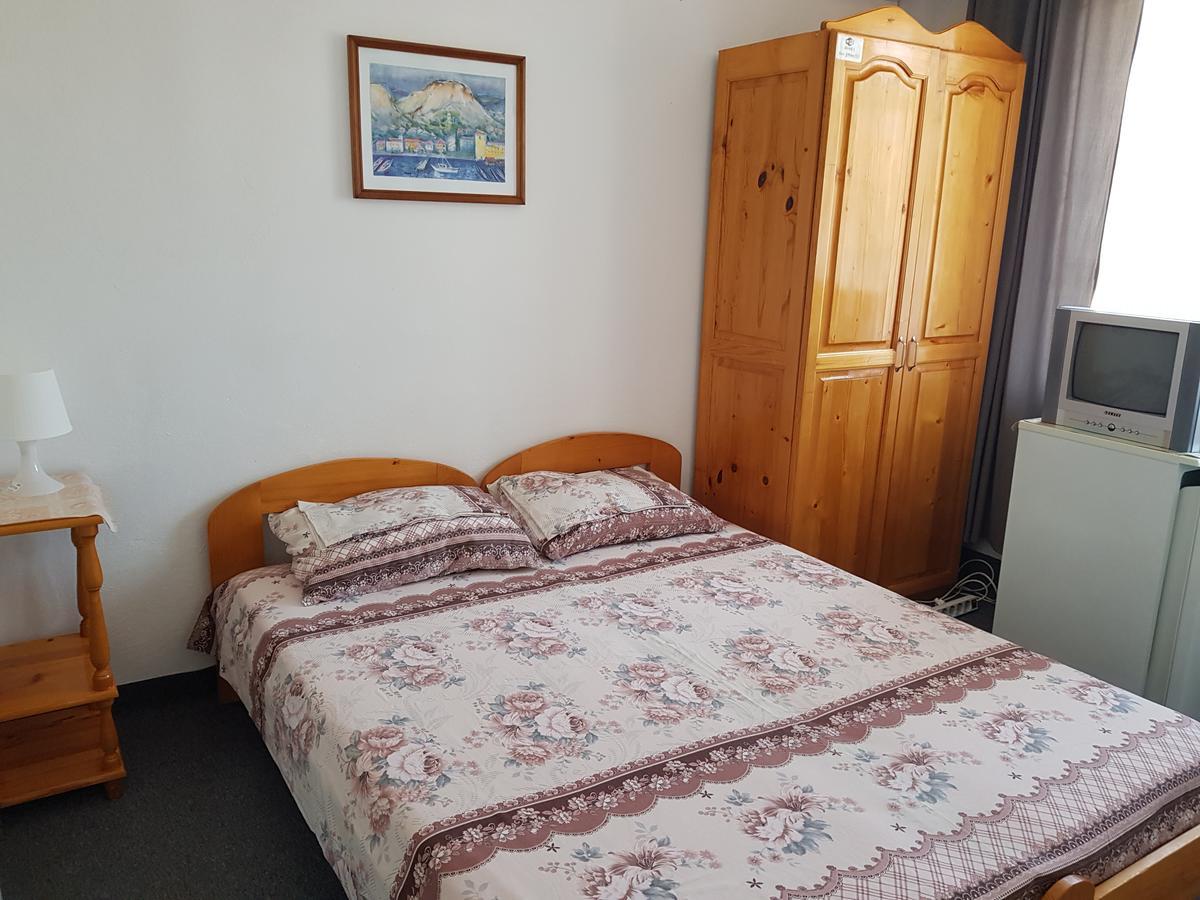 Guest Rooms Radost Balcic Exterior foto